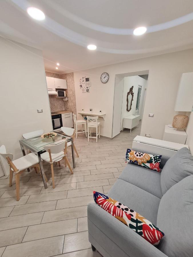 Palizzi'S Home Behind Plebiscite Square Naples Exterior photo